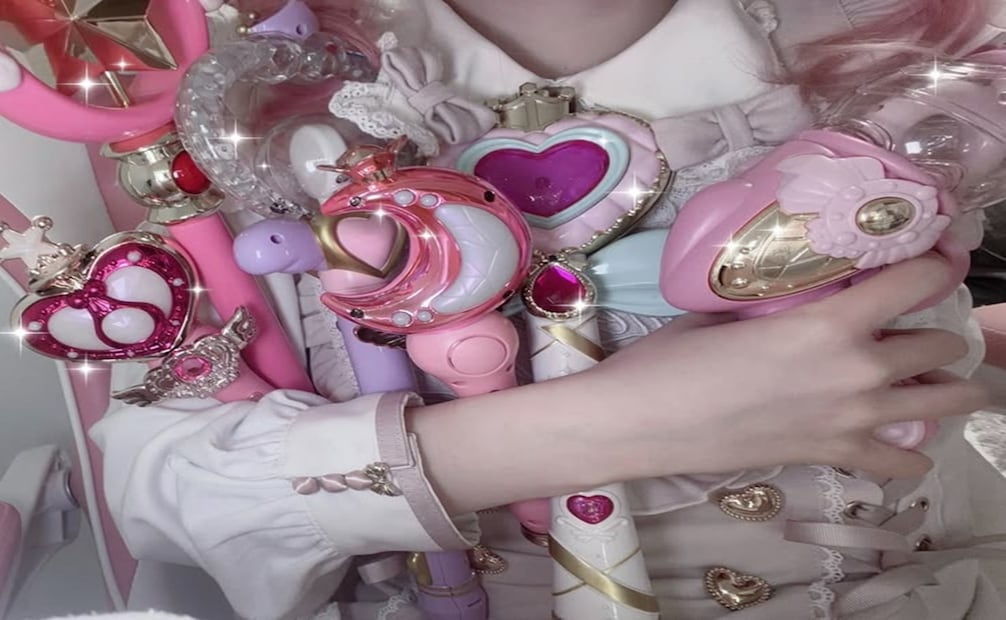El género de las magical girls tiene su propio nicho en el mercado de juguetes. Desde réplicas de los objetos mágicos hasta muñecas y atuendos, la afición no pierde la oportunidad de coleccionar. Pinterest.