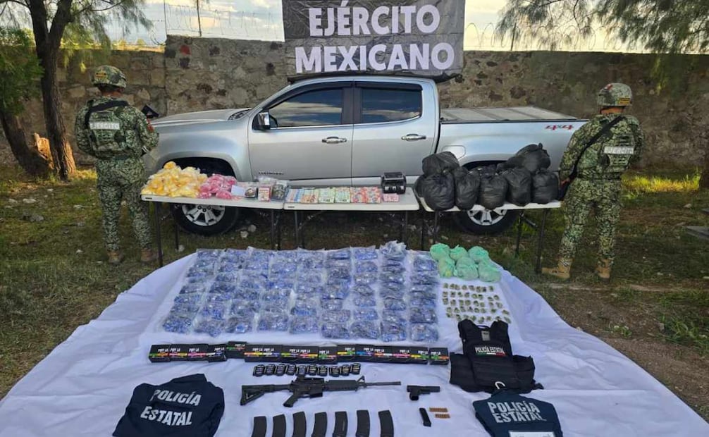 Aseguramiento de armas de fuego, droga, dinero en efectivo, entre otras cosas, en el municipio de Peñón Blanco, Durango. Foto: Especial