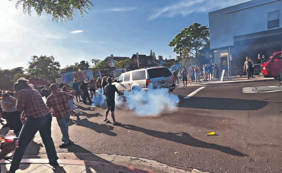Agentes del ICE usaron gas lacrimógeno para dispersar a la gente cerca del Buona Forchetta, en San Diego. Foto: AP