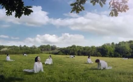 Empresa de Corea del Sur pide perdón por mostrar a mujeres como vacas