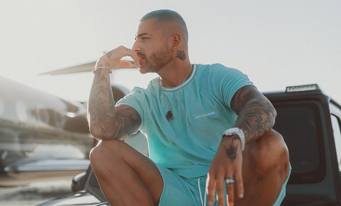 El artista posó con un outfit que hizo juego con su cambio de look / Foto: Instagram @maluma
