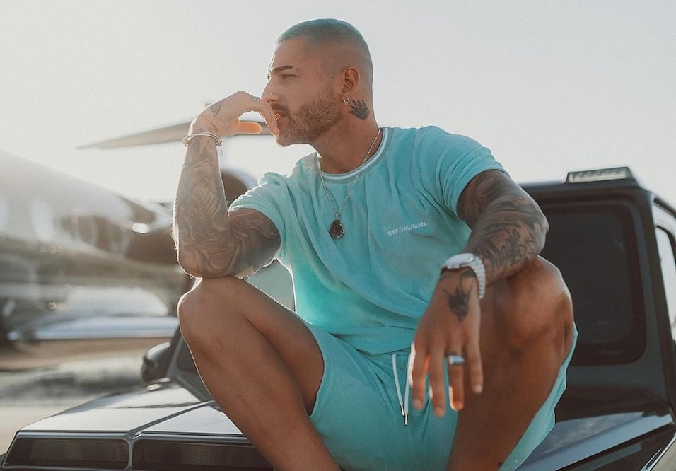 El artista posó con un outfit que hizo juego con su cambio de look / Foto: Instagram @maluma
