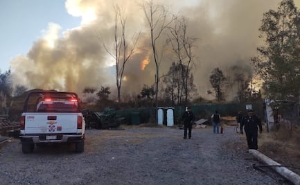 Bomberos de la CDMX controlan incendio en pastizal de Santa Fe