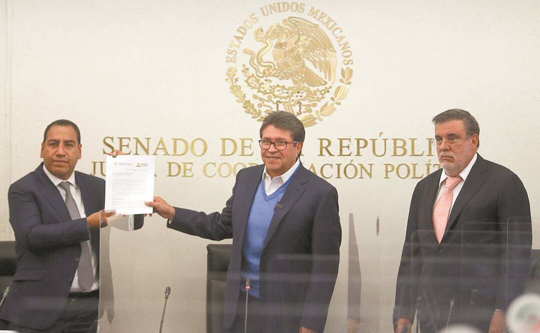 Los senadores Eduardo Ramírez y Ricardo Monreal recibieron la solicitud de consulta popular de manos del consejero Julio Scherer (der.). Foto: GRACIELA LÓPEZ. CUARTOSCURO
