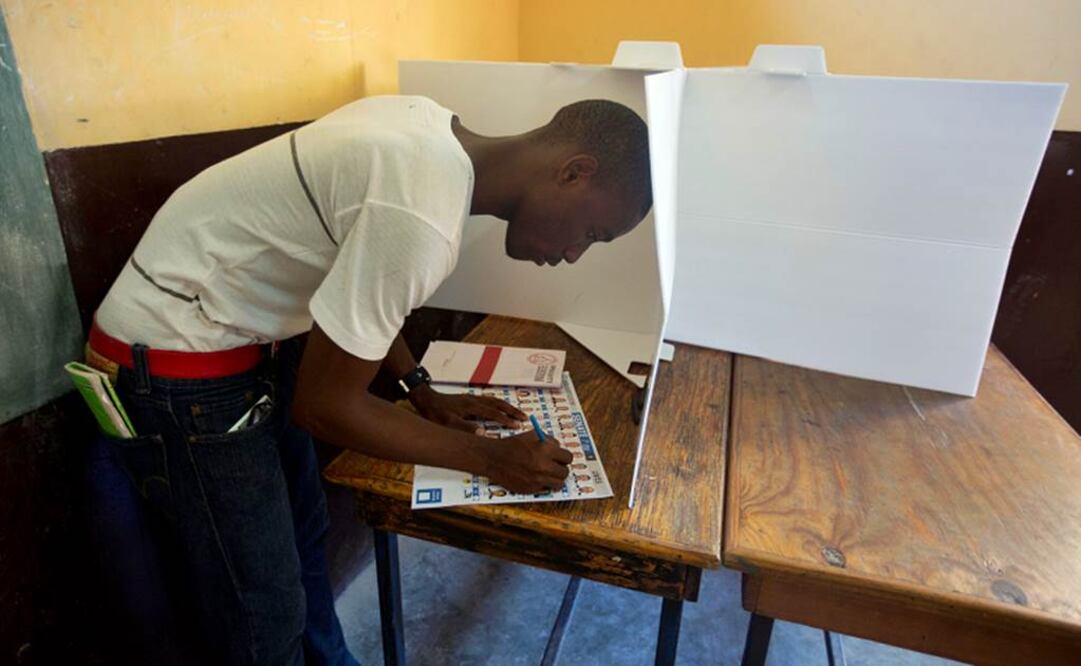 La SRE informó que de ser necesario, la segunda vuelta de la elección presidencial tendrá lugar el 27 diciembre. (Foto: Archivo / AP)