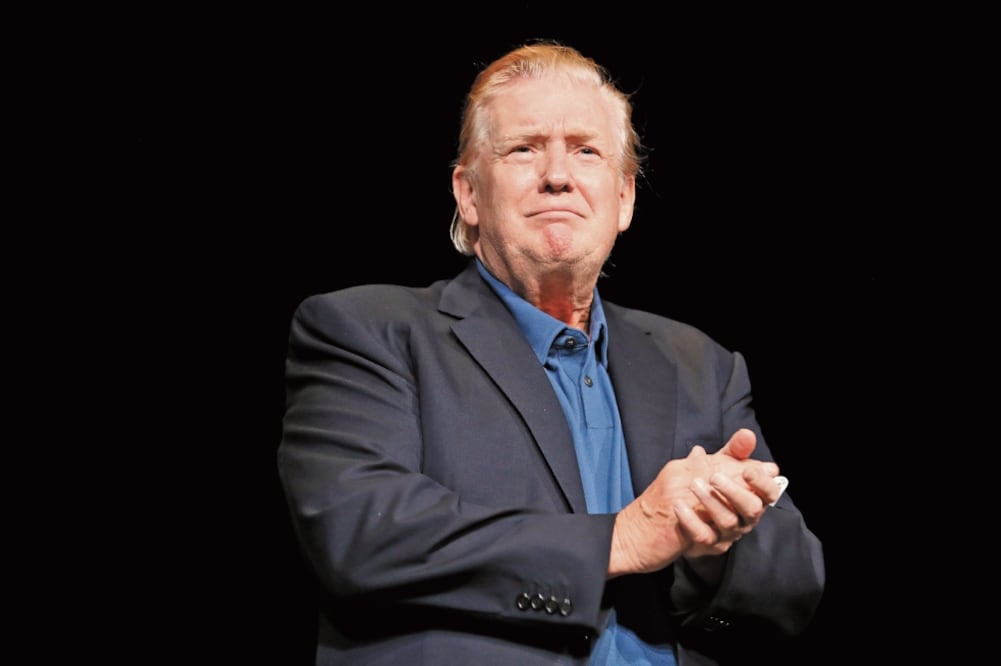 Engomado. Con un look distinto, el presidente Donald Trump asistió ayer a la iglesia Bíblica McLean, en Vienna, Virginia. Foto: JACQUELYN MARTÍN. AP