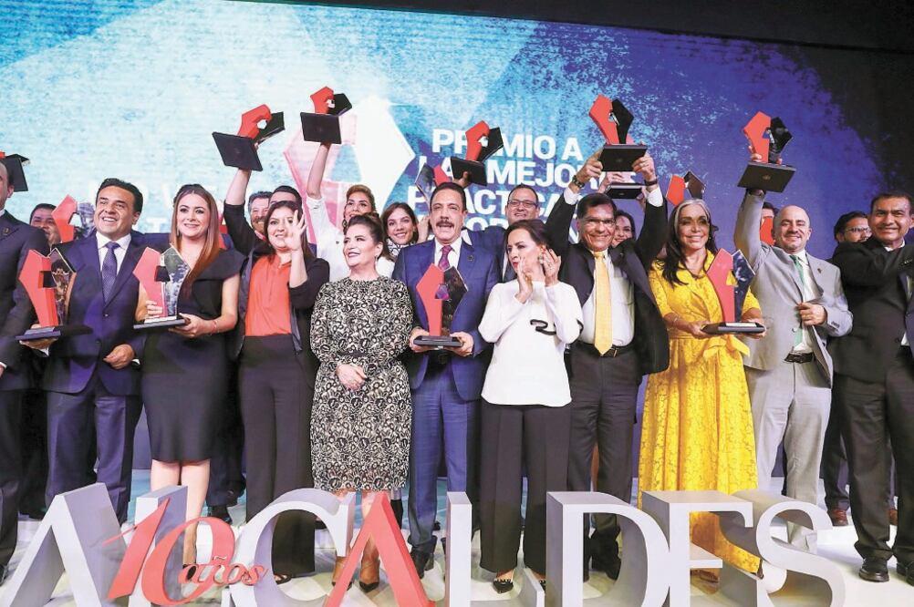 Los premios a las Mejores Prácticas de Gobiernos Locales fueron entregados a presidentes municipales y gobernadores, en 25 categorías, otorgados por la revista Alcaldes de México. Foto: DIEGO SIMÓN. EL UNIVERSAL