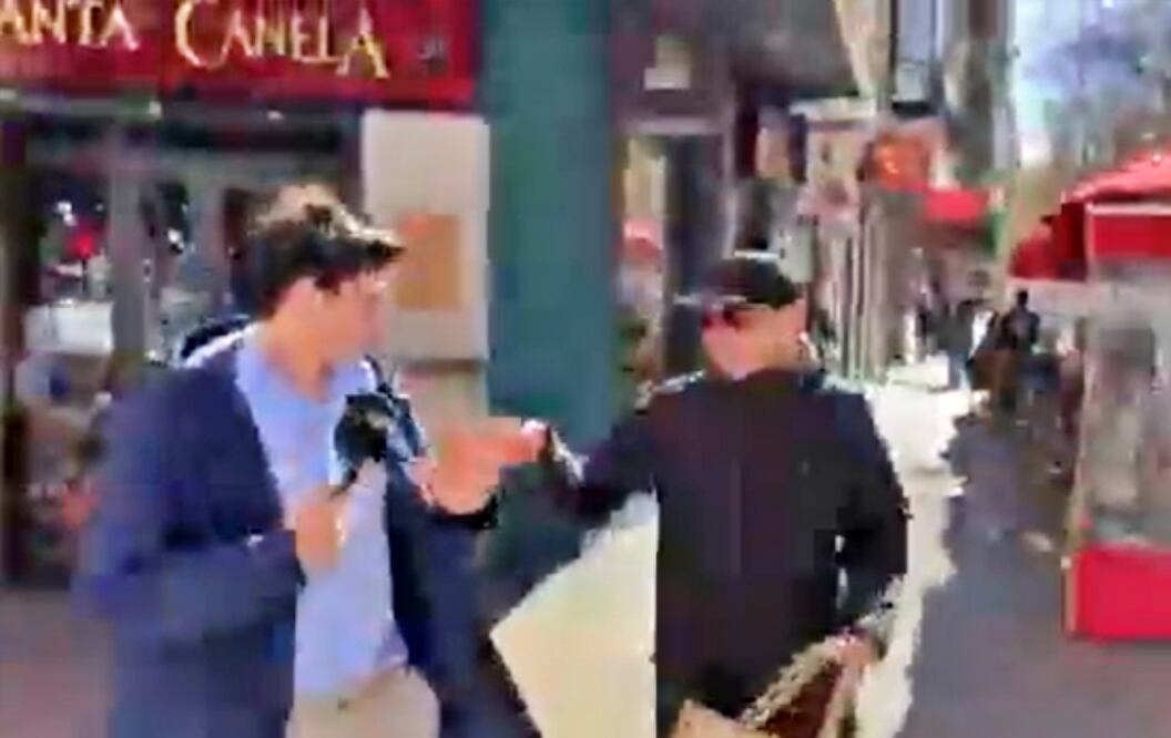 Juan Carlos Monedero, fundador del partido Podemos responde con violencia a preguntas de reportero. Foto: Captura de video