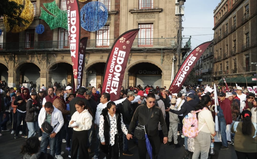 Simpatizantes de la presidenta Claudia Sheinbaum y de la Cuarta Transformación se desplazan al Zócalo de la Ciudad de México, para conmemorar siete años de la llegada del movimiento que encabezaba Andrés Manuel López Obrador a la Presidencia, el sábado 6 de diciembre de 2025. Foto: Carlos Mejía/EL UNIVERSAL
