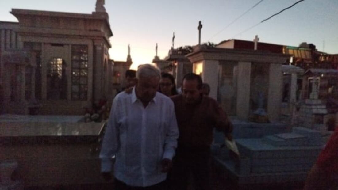 AMLO visita tumba de su primera esposa Rocío Beltrán Medina en Villahermosa