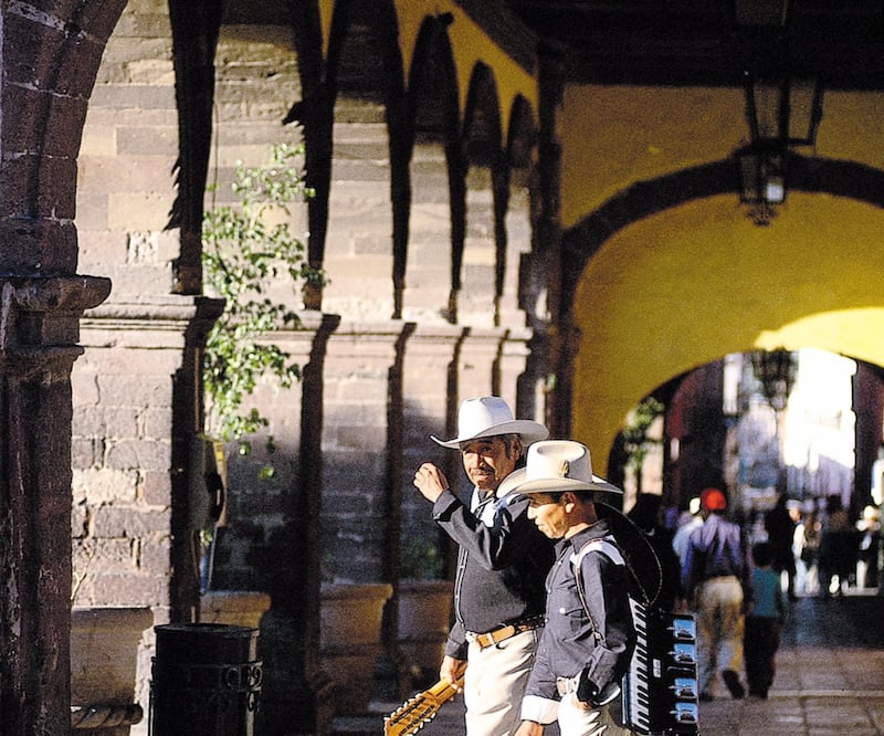 Guanajuatenses ya podrán asistir a bodas, XV años o bautizos. Archivo EL UNIVERSAL