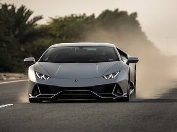 Regala auto de lujo a su esposo por que su bebé no lo dejará dormir