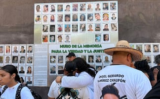"Les importa más la inauguración de un pin... estadio que los más de 133 mil desaparecidos"; colectivos colocan muro de la memoria
