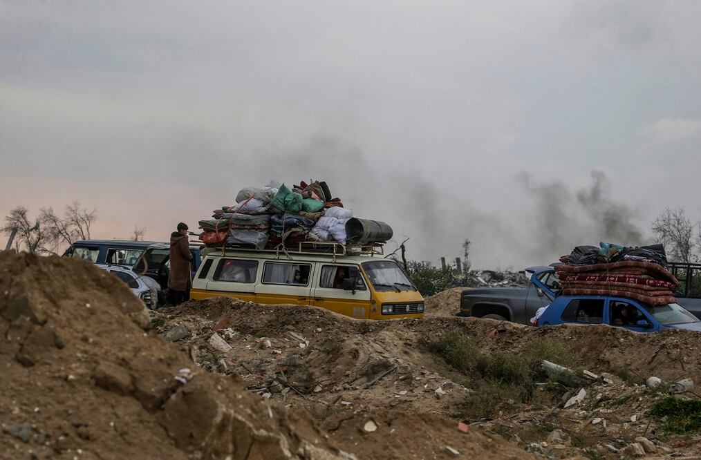 Palestinos viajan desde el sur de la Franja de Gaza hacia el norte tras la retirada de las tropas israelíes del corredor de Netzarim, en el centro de la Franja de Gaza. FOTO: EFE/Archivo