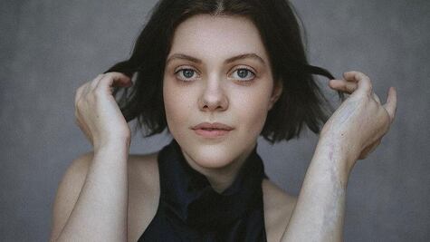 Georgie Henley, actriz de "Las Crónicas de Narnia", revela que sufrió fascitis necrosante y muestra por primera vez sus cicatrices