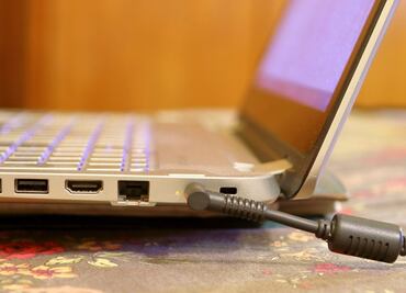 ¿Es mejor tener la laptop enchufada todo el tiempo o usar la batería?: esto es lo que dicen los expertos