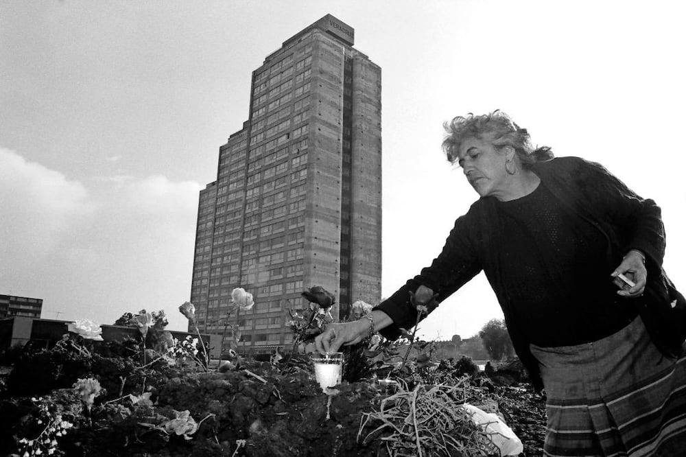 Ofrenda hecha en Tlatelolco por las personas que murieron tras el derrumbe del edificio Nuevo León. Crédito: FRANCISCO MATA ROSAS