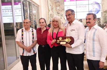 Entregan al gobernador de Tamaulipas, Américo Villarreal, las llaves de Laredo, Texas