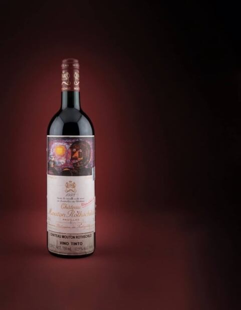 Subastan obra gráfica de Tamayo plasmada en una botella de vino francés, ¿la comprarías?