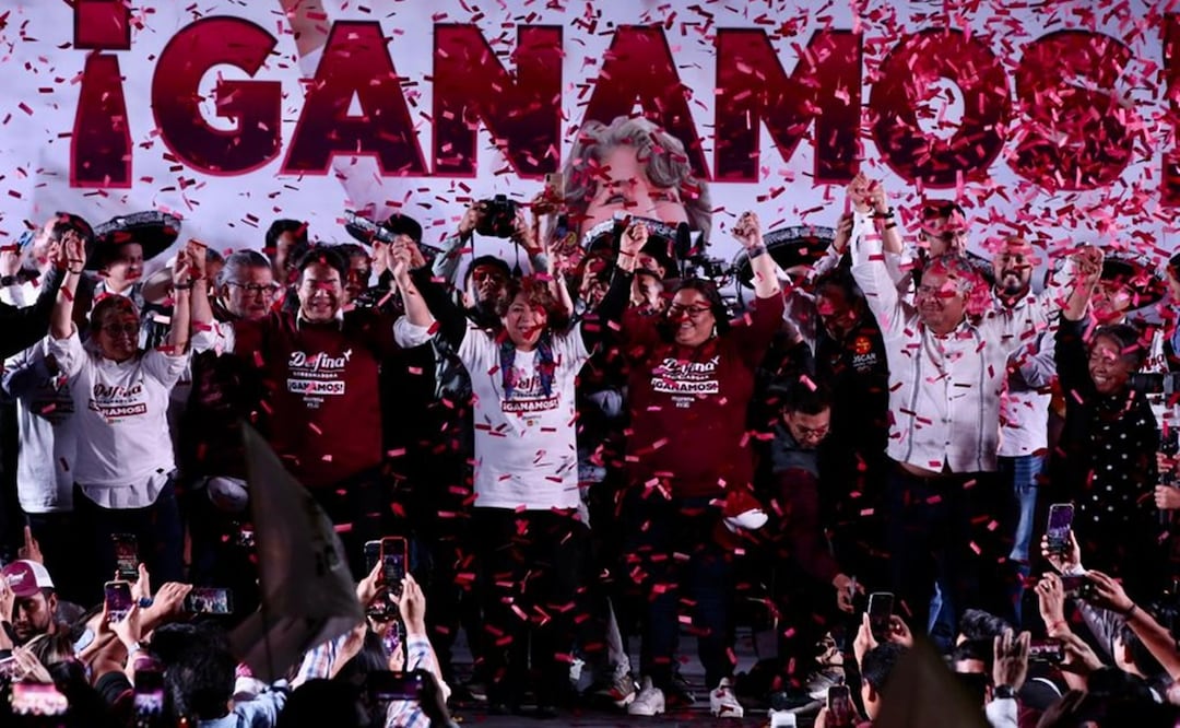 Delfina Gómez festeja su triunfo a gobernadora del Edomex, a un costado del parque de la Ciencia Fundadores, y de la cámara de Diputados en el centro de Toluca. Foto: Valente Rosas/EL UNIVERSAL