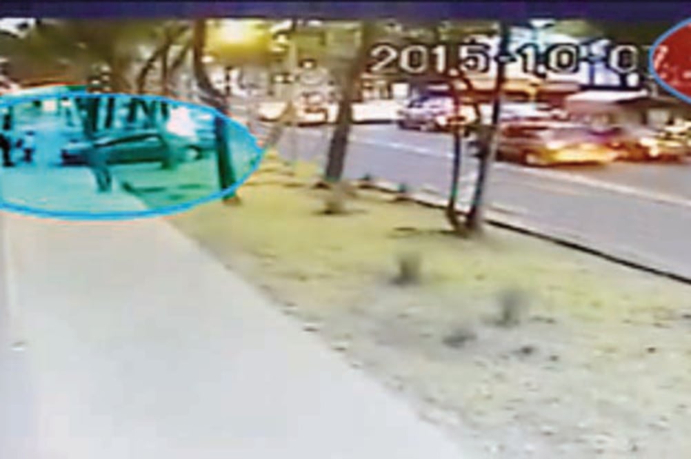 José Pedro Roque Coronado estaciona su auto frente al número 785 del Eje Central Lázaro Cárdenas, en la colonia Narvarte, para entrar a su restaurante (TOMADAS DE VIDEO)