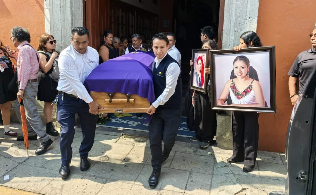 Familia y colectivas feministas sepultan a la activista Sandra Domínguez en un panteón de Oaxaca (30/04/2025). Foto: Edwin Hernández / EL UNIVERSAL