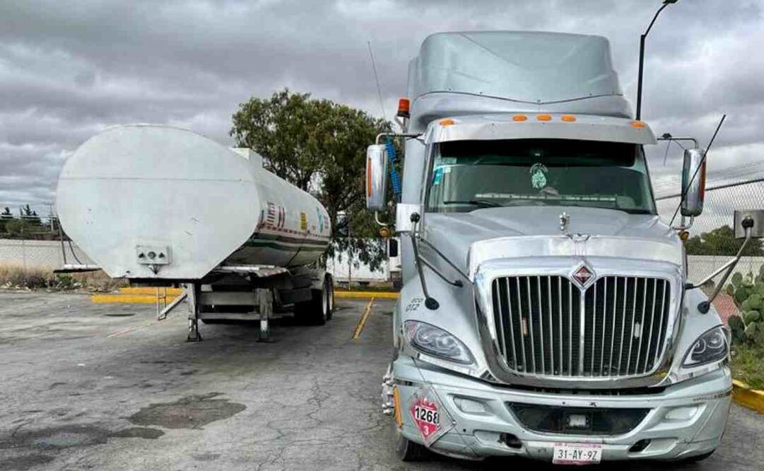 Presuntos Huachicoleros intentan recuperar combustible de un corralón de la Secretaría de Seguridad de Hidalgo. Foto: Especial