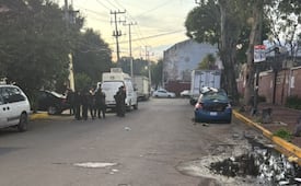 Fuerte olor alertó a vecinos: Hallan cadáver de una mujer dentro de un auto en la Venustiano Carranza