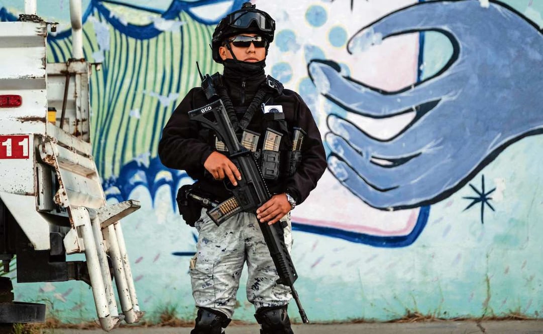 Un guardia nacional vigila los alrededores de la fiscalía tras un ataque con drones en Playas de Tijuana, Baja California, el 16 de octubre. Foto: Guillermo Arias / EL UNIVERSAL