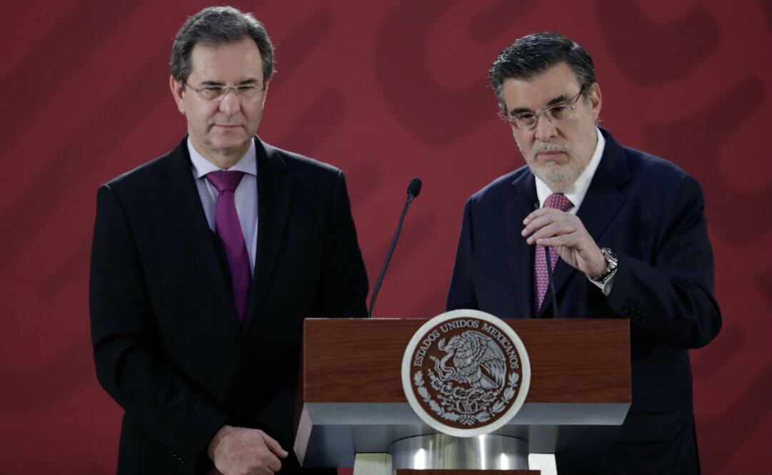 Esteban Moctezuma Barragan, secretario de Educación Publica y Julio Scherer Ibarra, Consejero Jurídico de la presidencia en conferencia de prensa en Palacio Nacional. FOTO: IVAN STEPHENS | EL UNIVERSAL