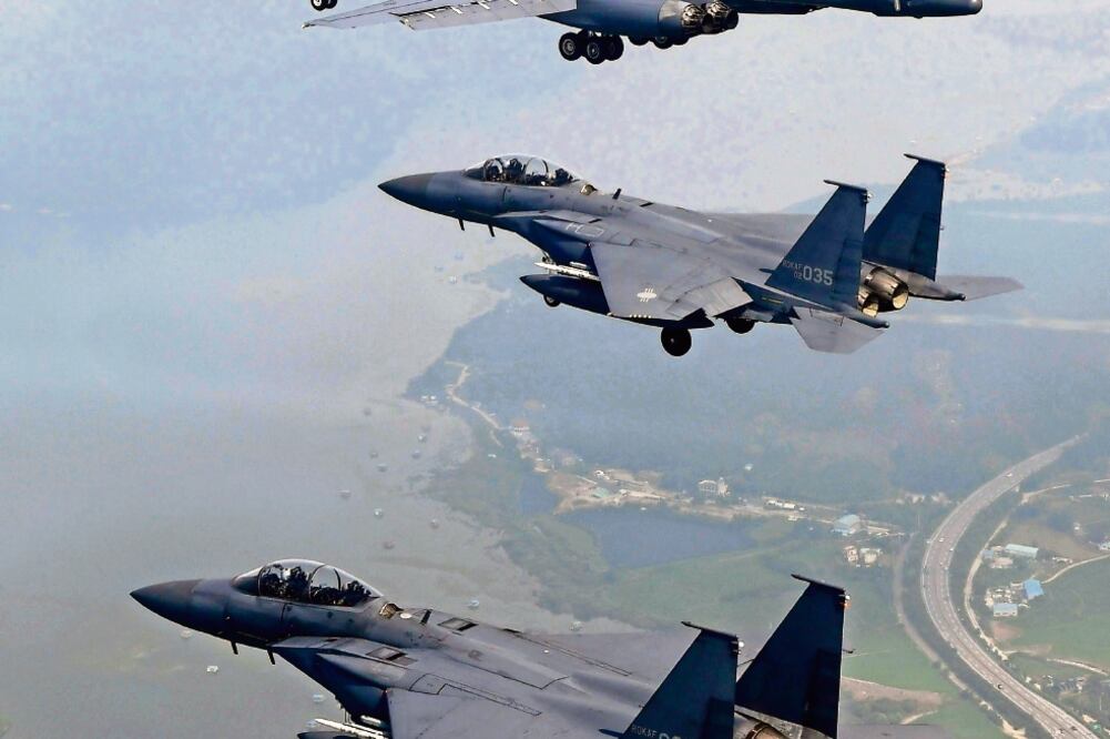 Dos bombarderos B-1B de EU sobrevolaron la península coreana, acompañados por aviones de combate de Japón y Surcorea. (EFE)