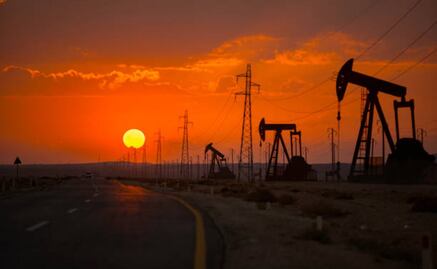 Sube precio del petróleo; es impulsado por la demanda y un dólar débil