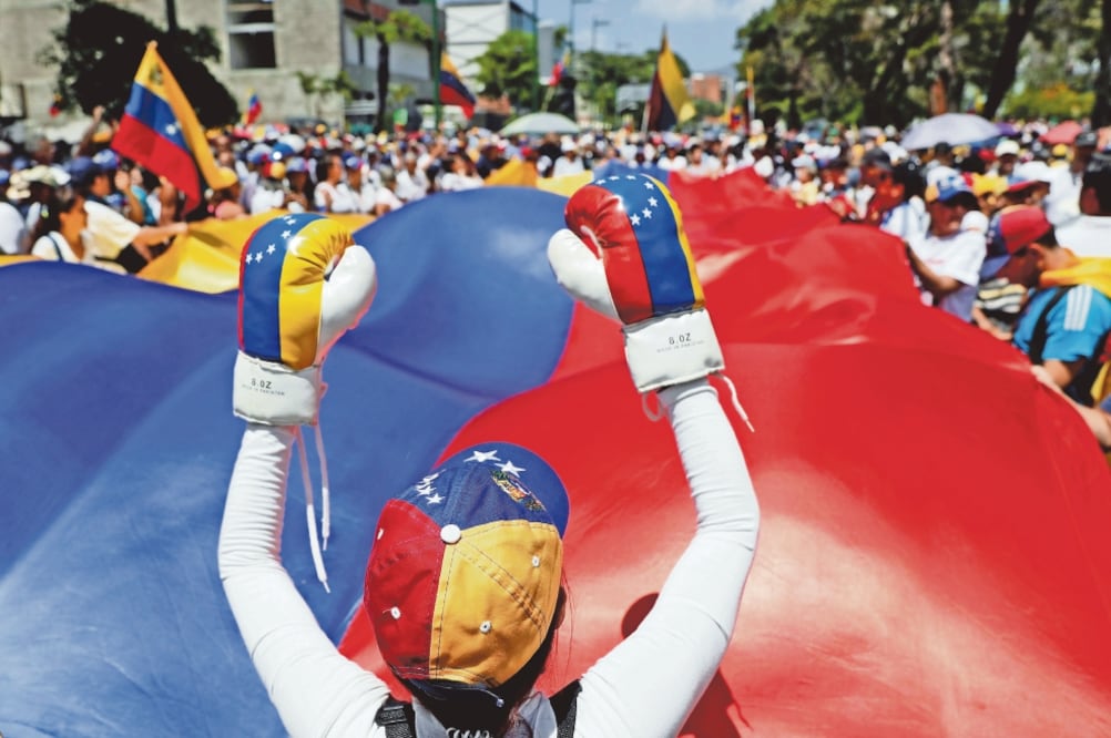 Los partidarios del proclamado presidente interino de Venezuela, Juan Guaidó, participaron ayer en un mitin contra el gobierno del presidente Nicolás Maduro, en Caracas. Foto: CARLOS GARCÍA RAWLINS. REUTERS
