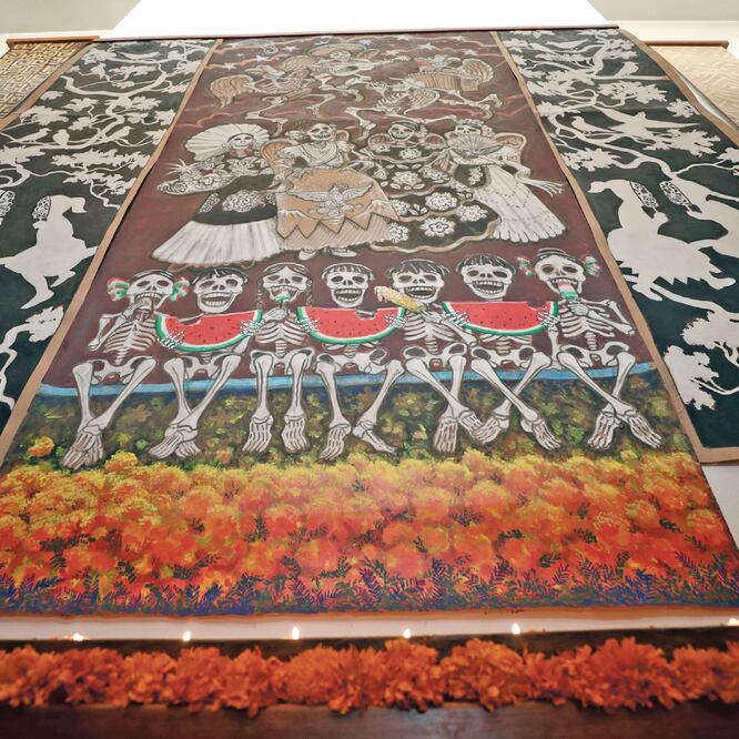 Ofrenda de muertos de Fernando Robles, quien dice que la mayor influencia en su obra ha sido José Guadalupe Posada. ALEJANDRA LEYVA. EL UNIVERSAL
