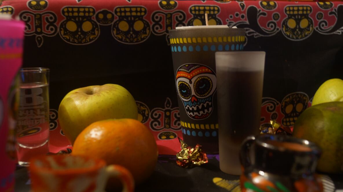 Nunca lo encontraron, ahora le ponen su copita en la ofrenda 