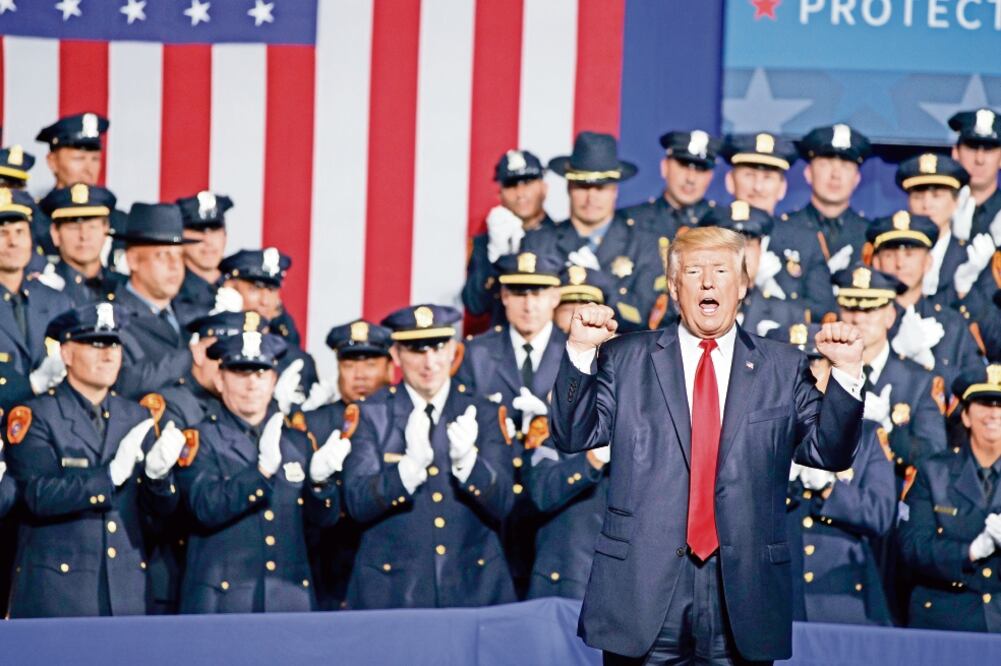 El presidente Donald Trump habló ayer sobre el reforzamiento de la ley de Estados Unidos contra pandillas como la Mara Salvatrucha. (EVAN VUCCI. AP)