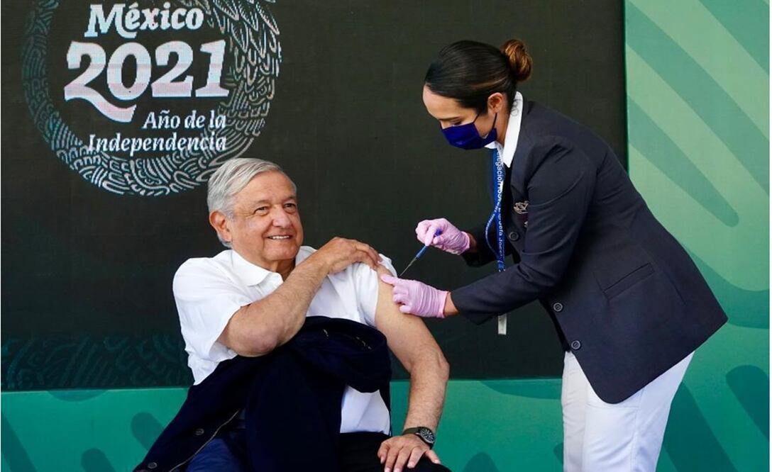 Durante “La Mañanera”, El presidente Andrés Manuel López Obrador, integrantes de su Gabinete y adultos mayores fueron vacunados contra Covid-19 con la dosis de refuerzo de AstraZeneca. Foto: especial