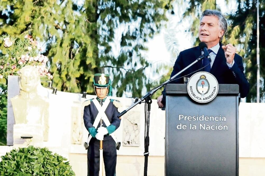 Decreto. Medios argentinos prevén que el presidente Mauricio Macri avale los cambios a la Ley de Migraciones (EFE)
