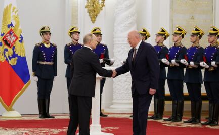 Putin premia a creadores de la vacuna Sputnik V en ocasión del Día de Rusia