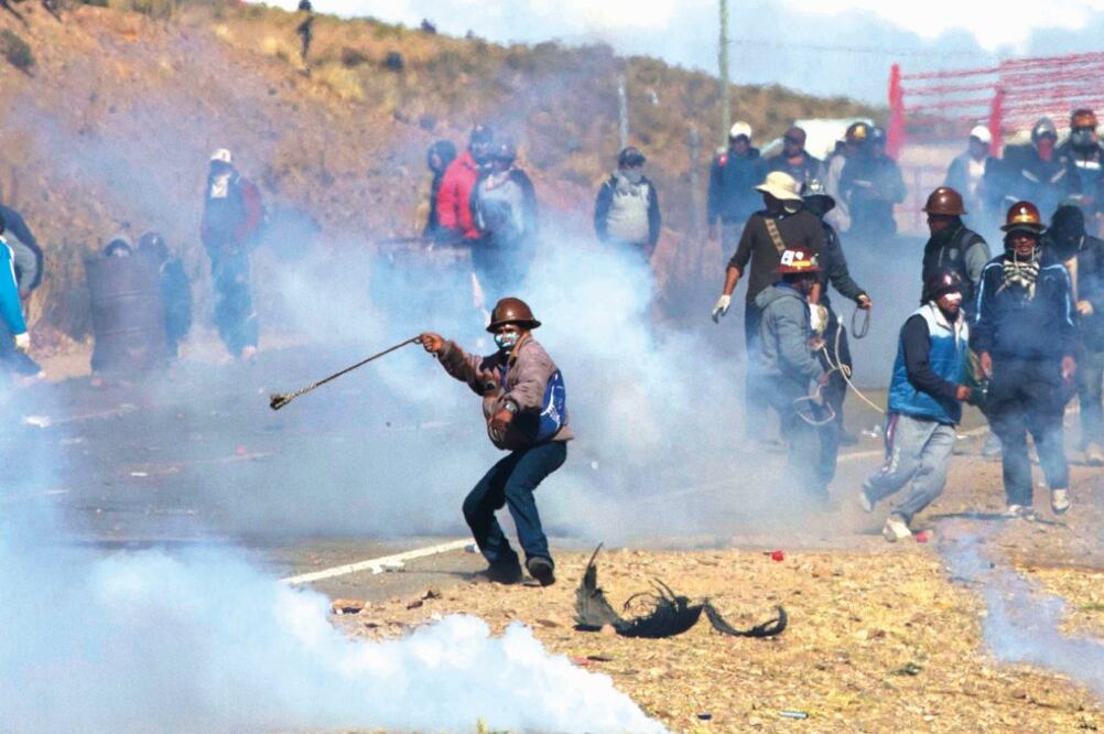 Mineros independientes se enfrentan con la policía en la localidad boliviana de Panduro. Un viceministro murió ayer tras ser tomado como rehén por los obreros (JUAN KARITA. AP)