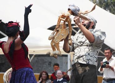 Llevan el teatro a la calle para reflexionar sobre la vida y la muerte