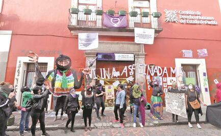 Feministas protestan en oficinas de Derechos Humanos y alcaldía