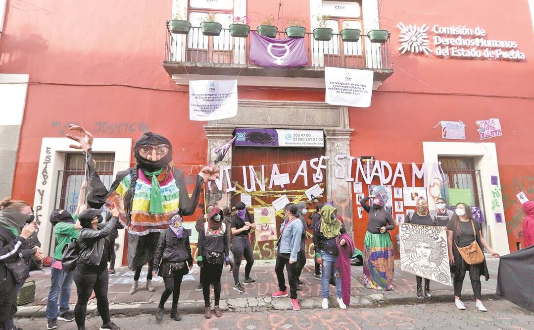 Un grupo de mujeres realizó pintas y tomó de manera simbólica la sede de la Comisión de los Derechos Humanos del Estado de Puebla (CDHEP). Foto: OMAR CONTRERAS. EL UNIVERSAL