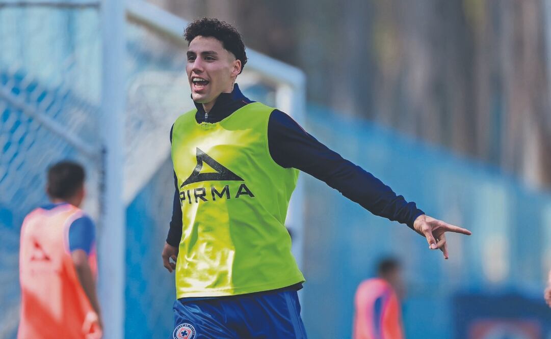 Un intento más de levantar el trofeo. Foto: de CLUB CRUZ AZUL