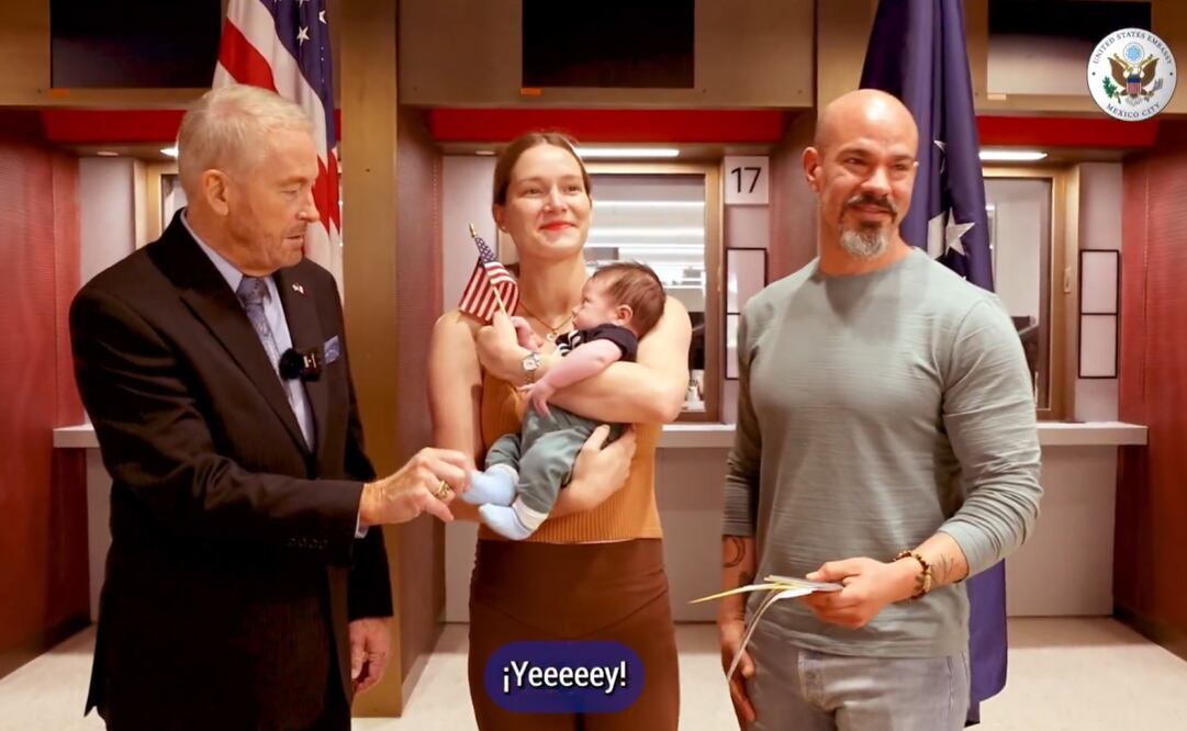 El embajador Ronald Johnson regaló una banderita al bebé Damian por ser el primer registro de ciudadano de Estados Unidos en la nueva sede. Foto: captura de pantalla
