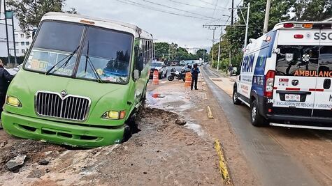 Camión de la Ruta 60 cae en un socavón de  Coyoacán