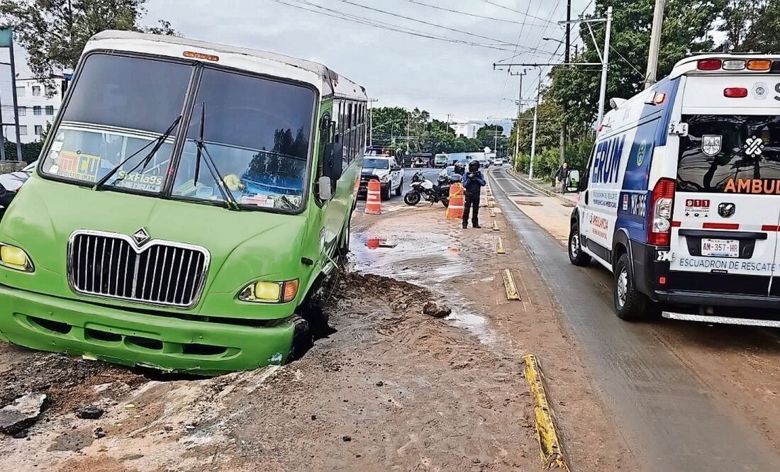 El socavón se abrió sobre avenida Aztecas, en la colonia Ajusco de la alcaldía Coyoacán. Foto: Especial