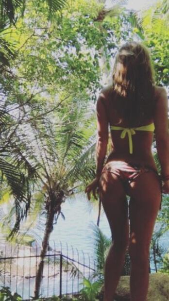 Geraldine Bazán luce sus curvas en bikini