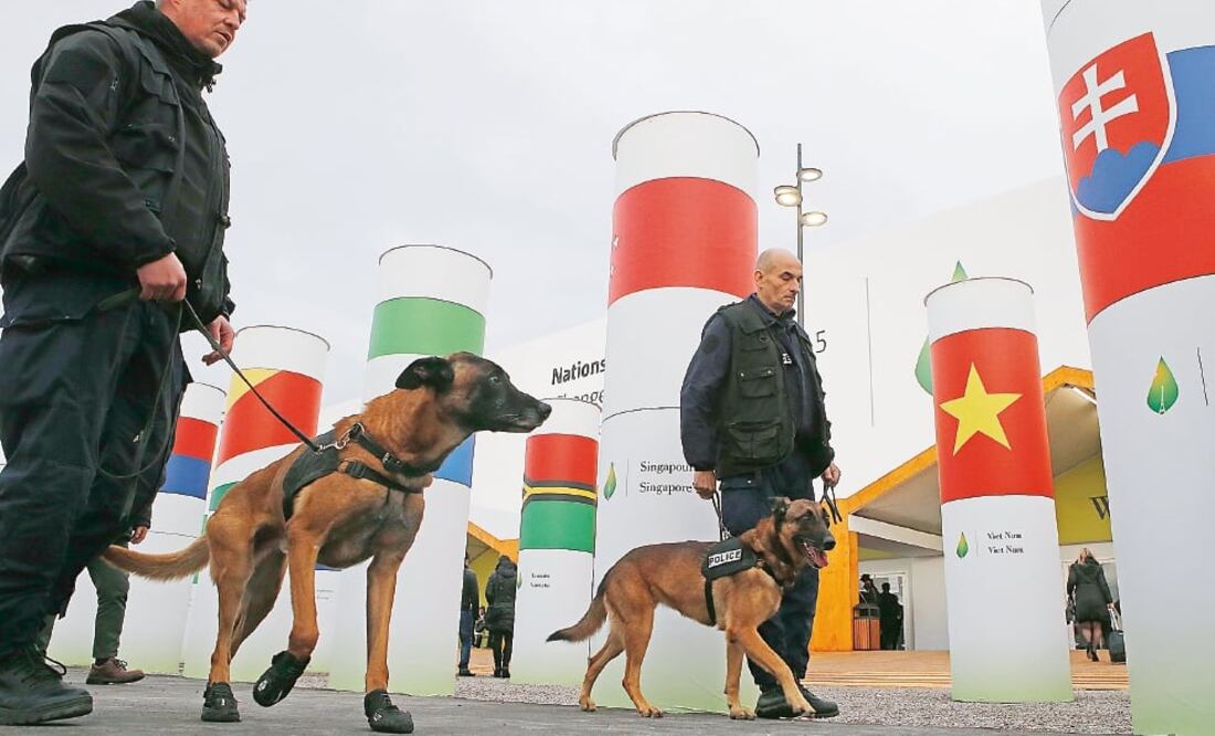 Oficiales y perros policía vigilan la entrada de la Cumbre del Clima en Le Bourget, a las afueras de París, donde la seguridad se mantiene al máximo (FRANCOIS MORI. AP)