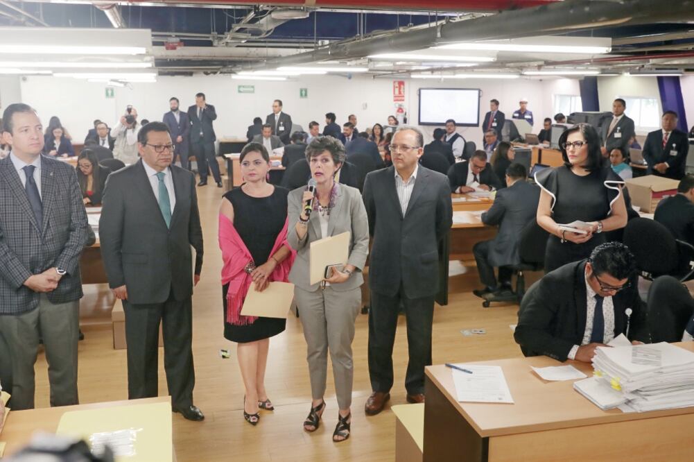 Janine Madeline Otálora Malassis, magistrada presidenta del TEPJF y los magistrados del pleno recorrieron la sala donde se reciben los expedientes de cómputo de la elección federal para supervisar que todo marche en orden. Foto: LUIS CORTÉS. EL UNIVERSAL